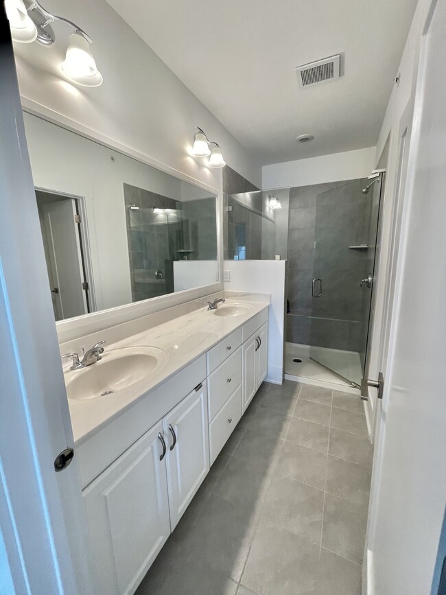 Main bathroom - 10310 Sablewood Dr