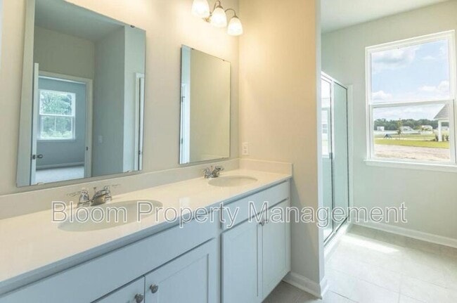 Building Photo - 528 Misty Blf Cir