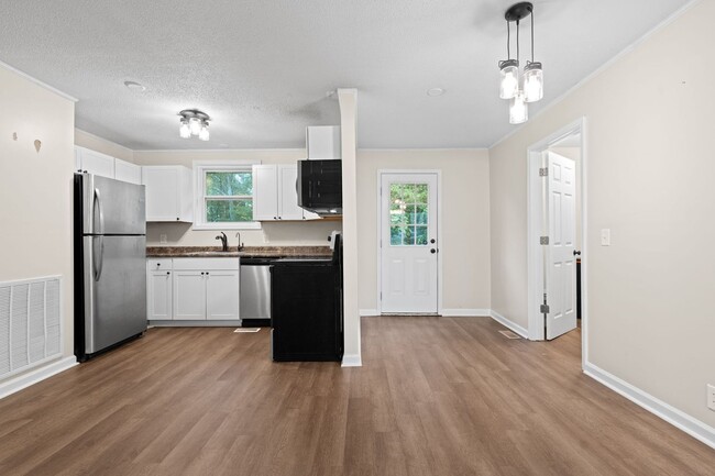 Building Photo - Renovated 3 Bedroom Dog Friendly Home For ...