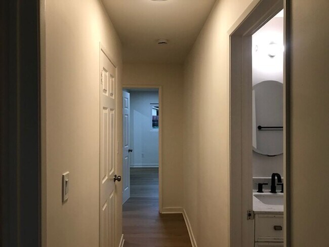 Building Photo - GLENOAKS