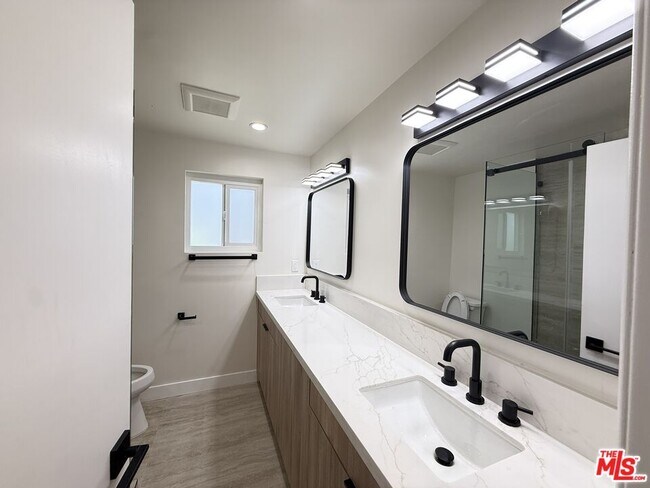 Building Photo - 322 S Swall Dr