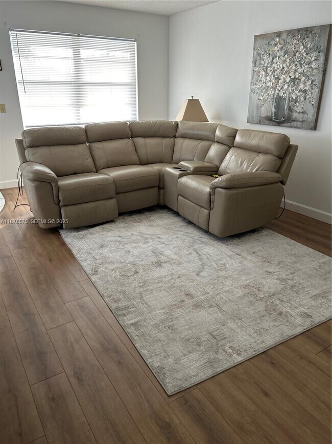 Building Photo - 431 Markham S