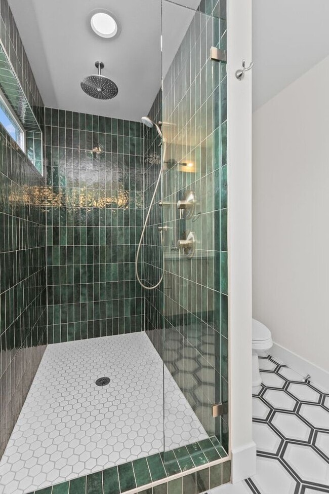 Building Photo - Stunning Modern Air-Conditioned Townhome in Coveted Whittier Heights