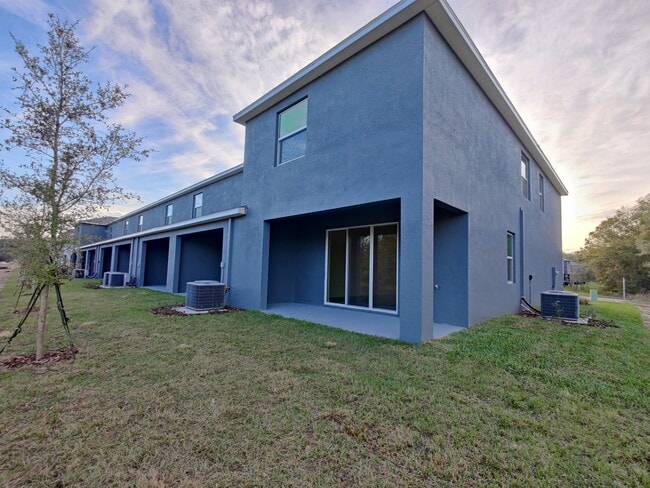 Building Photo - 423 Whispering Oaks Ct