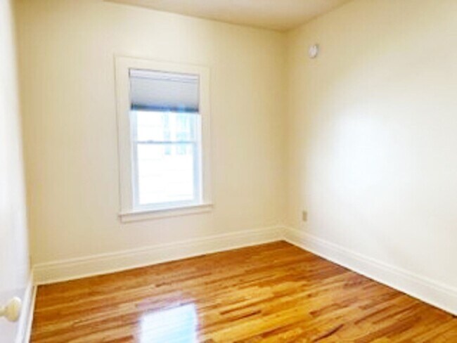 Building Photo - Newly Renovated Bright 2nd Floor Flat - 6/...