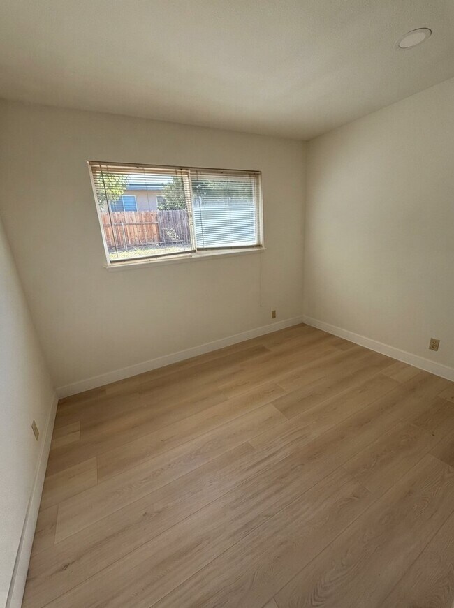 Building Photo - 1415 Almanor Ct