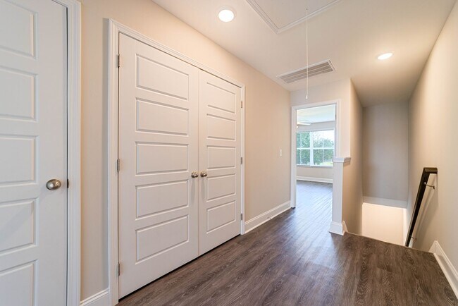 Building Photo - 204 Drayton Dr