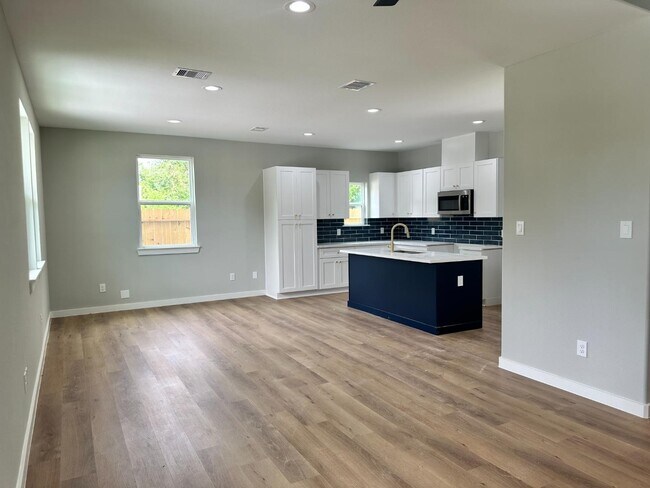 Building Photo - 8404 Tate St