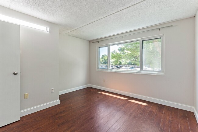 Building Photo - 200 Cove Way
