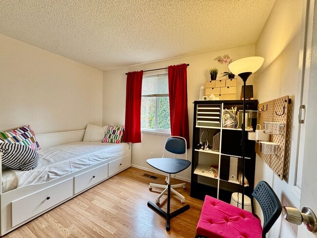 Building Photo - ***MOVE IN SPECIAL!!!*** Fully Furnished 4-bedroom, 2-bath home with Beautiful Backyard in Renton