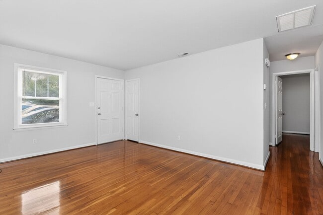 Building Photo - Spring Rent Special on this Adorable Two Bedroom Apartment Near Cotswold!