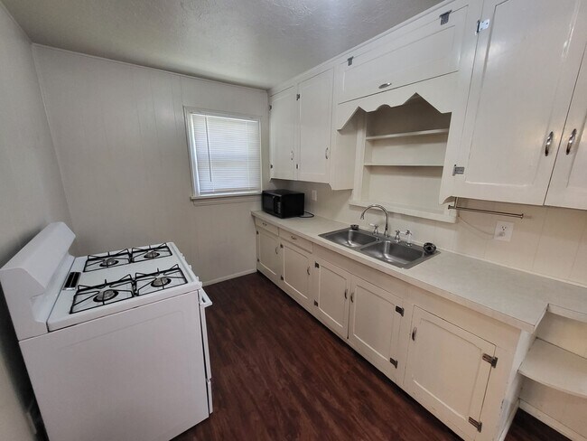 Building Photo - 2-bedroom 1 bathroom house with garage and washer/dryer provided