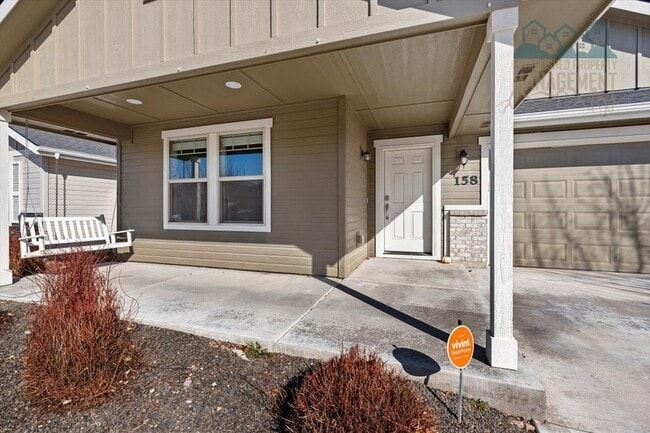 Building Photo - 158 W Yosemite St