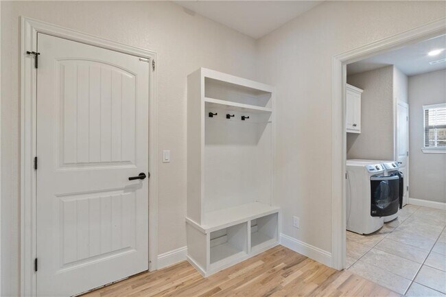 Building Photo - 5702 S 60th Pl