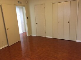 Building Photo - 8539 Saturn St