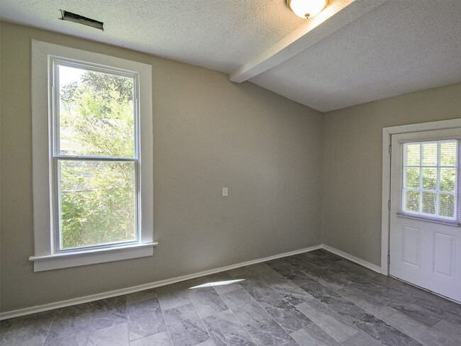 Building Photo - UPDATED AND DARLING 3 bed, 1 bath home nea...