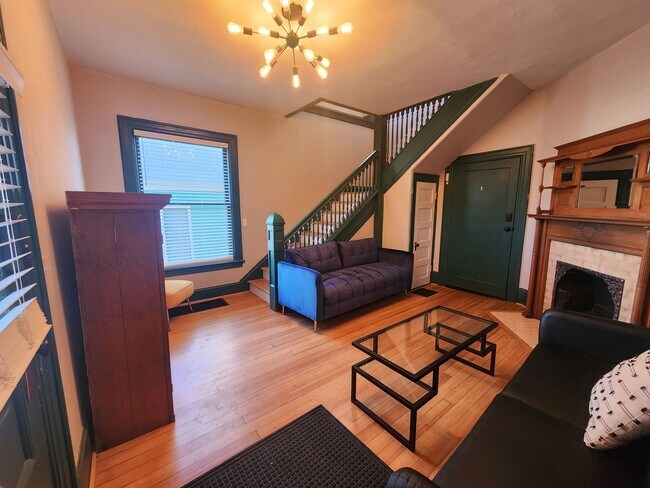 Building Photo - 716 EB