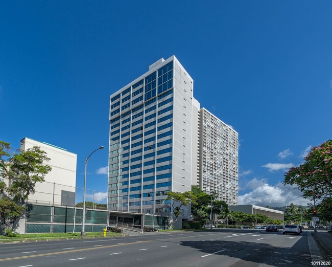 Building Photo - $3900/ 3 BED / 2 BATH in  PUNAHOU REGENCY