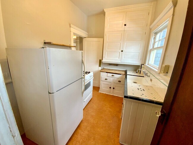Building Photo - Unique Vintage 1 Bedroom 1 Bath Apartment ...