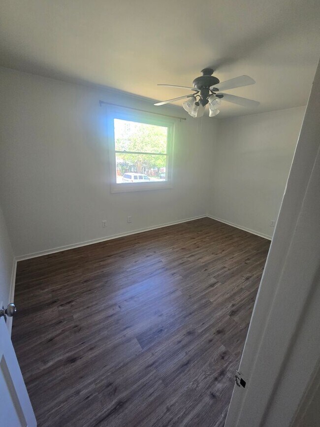 Building Photo - Charming Sunset Hills Condo