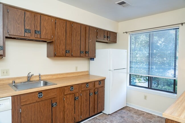 Building Photo - 1054 Cheshire Ct