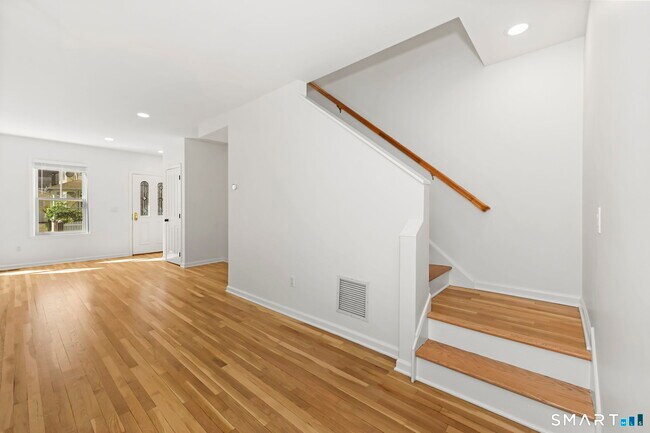 Building Photo - 23 Dolsen Pl