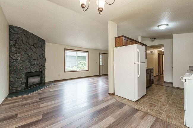 Building Photo - 2 Bedroom 2 Bath with single car garage