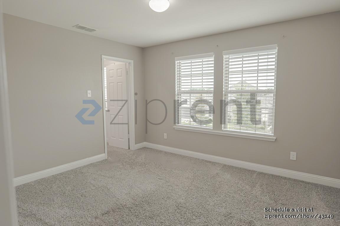 Building Photo - 410 Club House Dr