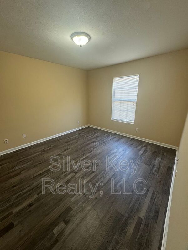 Building Photo - 220 Willow Creek Drive