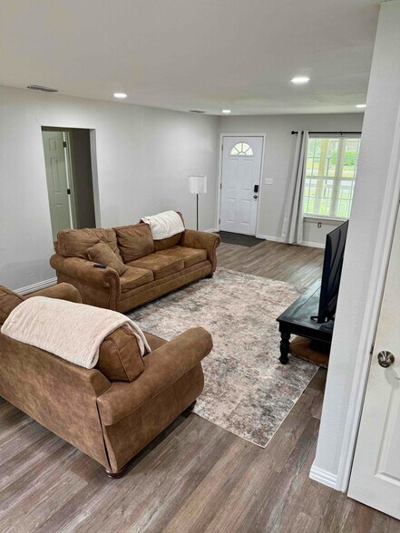 Building Photo - 2334 W Denman St