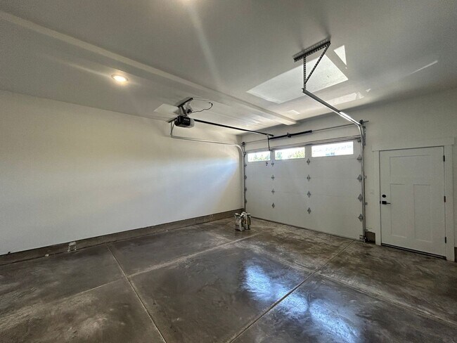 Building Photo - 786 Maple St
