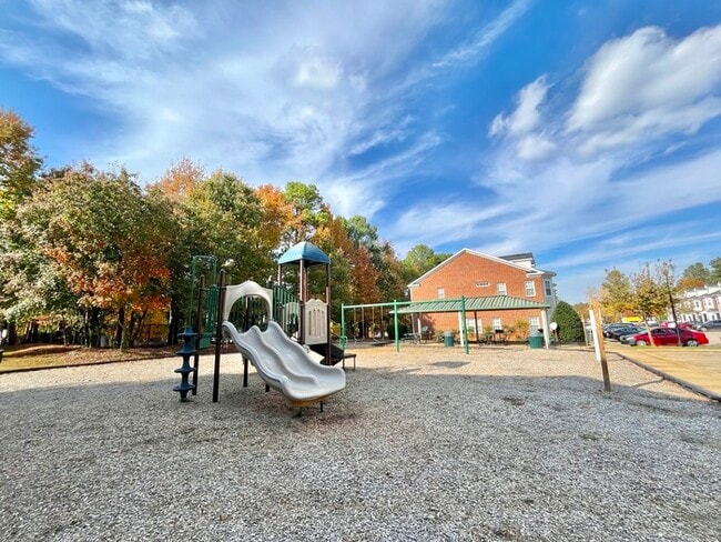 Building Photo - 2 Bed 2 Bath SPACIOUS Town Home! LOCATION ...