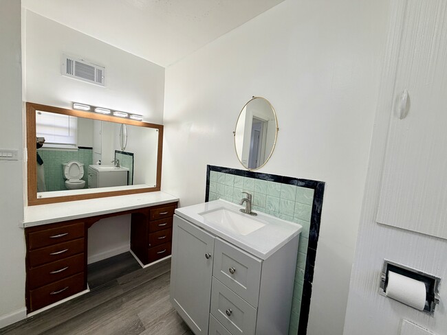 Building Photo - 308 S Division St