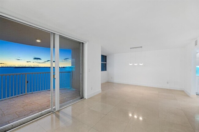 Building Photo - 1420 Brickell Bay Dr