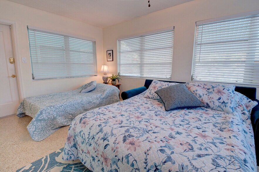 Sunroom as 3rd bedroom - 3605 Iroquois Ave