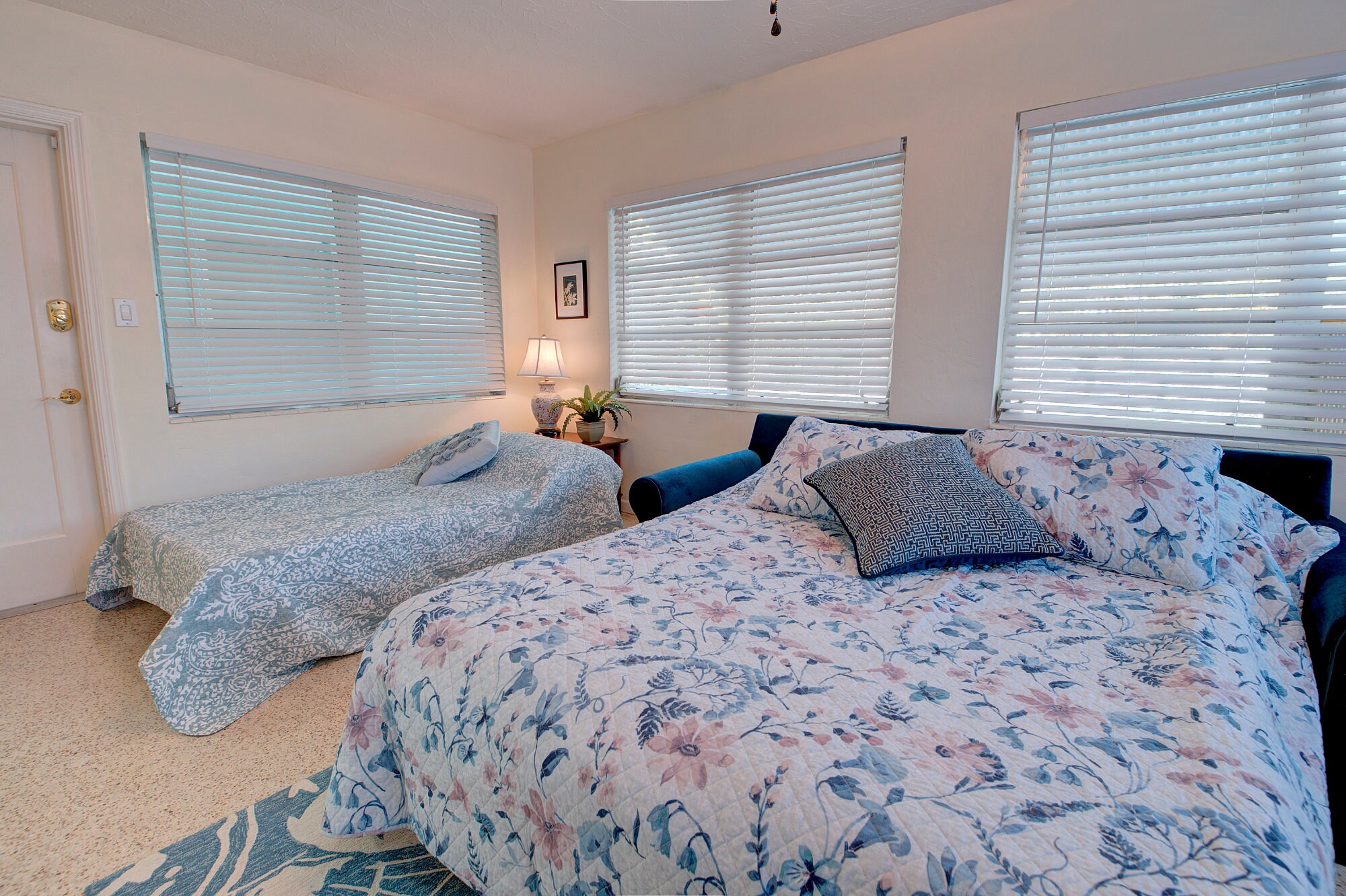 Sunroom as 3rd bedroom - 3605 Iroquois Ave