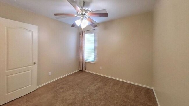 Building Photo - Yukon 4 Bed