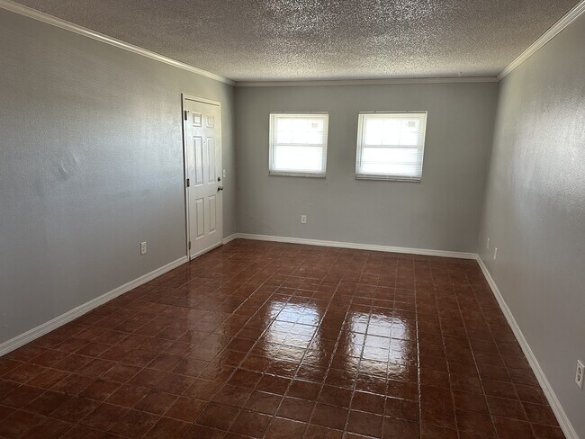 Building Photo - 836 Sky Lake Cir