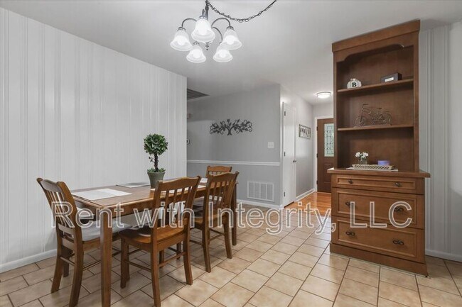 Building Photo - 1917 Sharon Rd