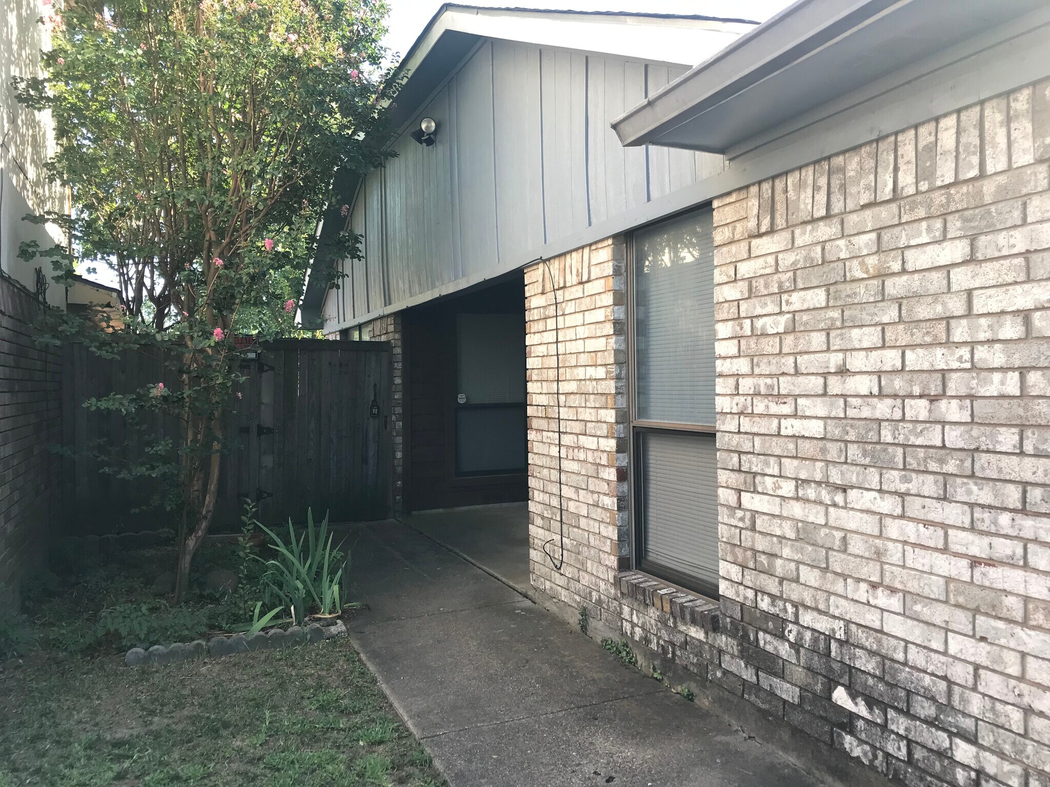 Building Photo - 1422 Smokehouse St