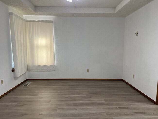 Building Photo - Spacious 3 Bedroom