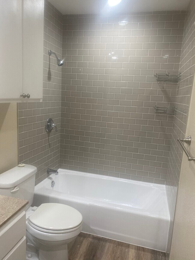 Tub - Shower - 2225 Lavern St