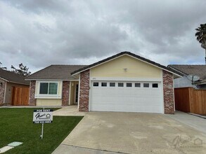 Building Photo - Homes Management - 3 Bed, 2 Bath House for Rent with Water/Trash Included
