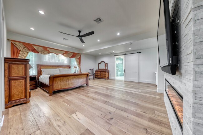 Building Photo - Stunning Green Valley, Guard Gated Community, Pool Home!