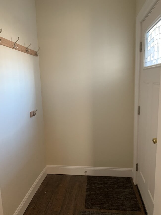 Building Photo - 1ST FLOOR!  3-bedroom unit located on a quiet dead-end street!