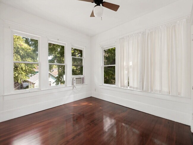 Building Photo - "Charming 4-Bedroom Home with 2 Full Baths in Vibrant Dallas Neighborhood!"