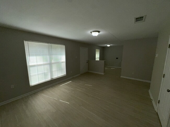 Building Photo - 4923-4923 Woodmont Dr