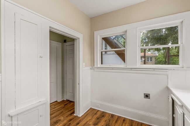 Building Photo - 2 bedroom duplex - downstairs