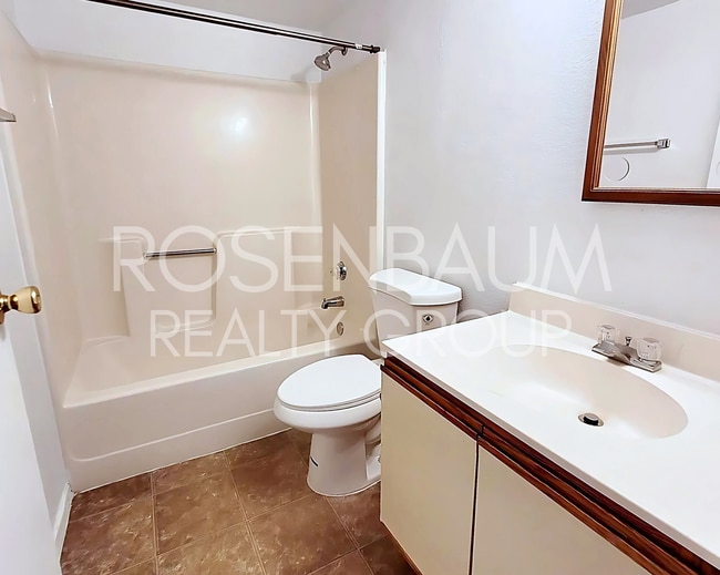 Building Photo - Charming 2-bedrooms, 1-bath downstairs 4-p...