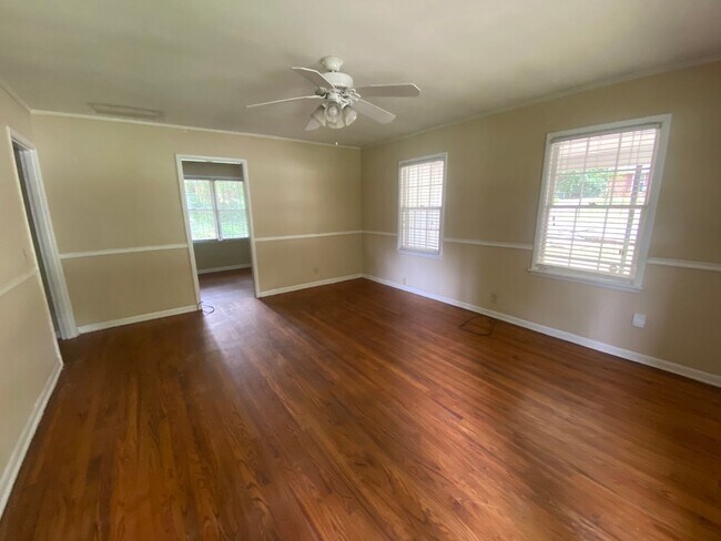 Building Photo - Charming Home Available in August!